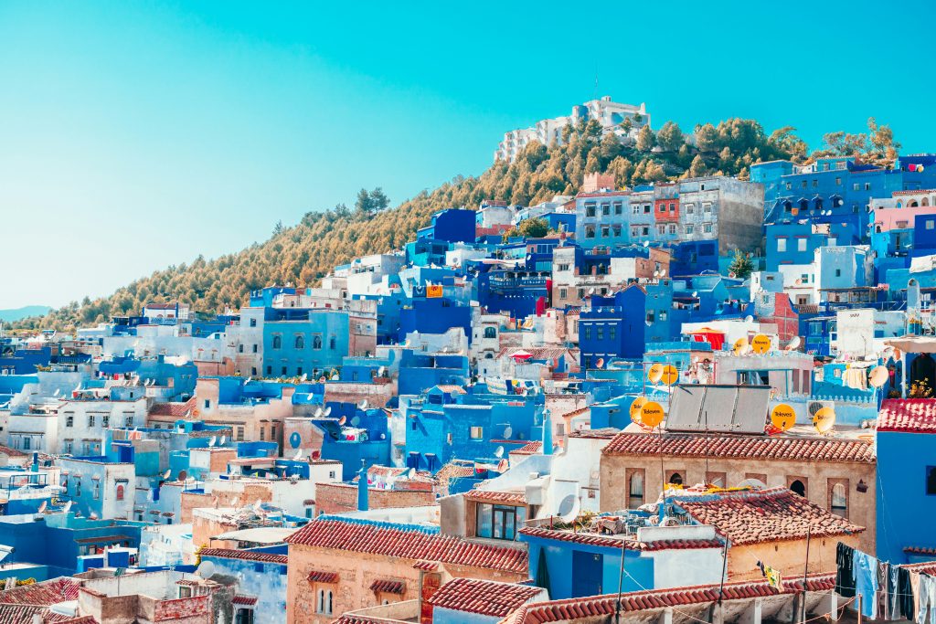Maisons aux façades bleues emblématiques de Chefchaouen, nichées au cœur des montagnes du Rif au nord du Maroc.